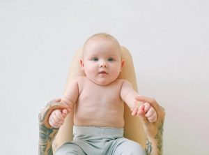 A 9 mois mon bébé ne tient pas assis : quand consulter un professionnel de la santé ?